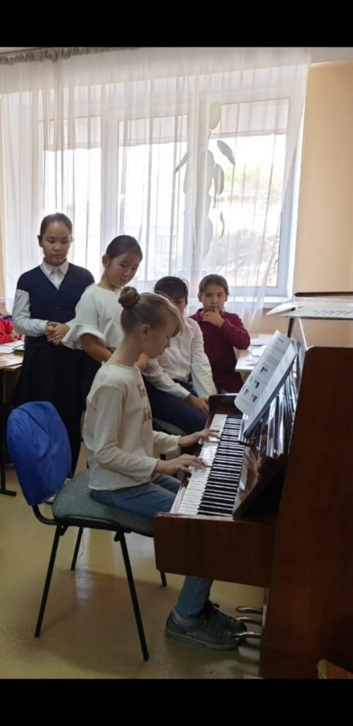 Жаңадан келген пианисттермен жұмыс